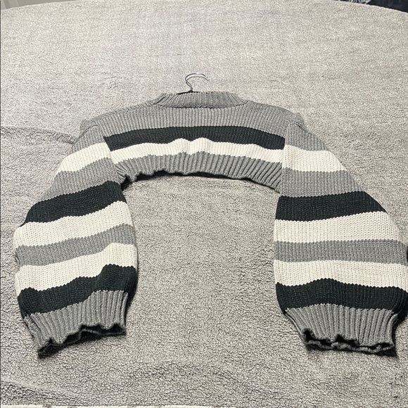 SHEIN Black Gray White Striped Cropped Balloon-Sleeve Sweater - Picture 3 of 3